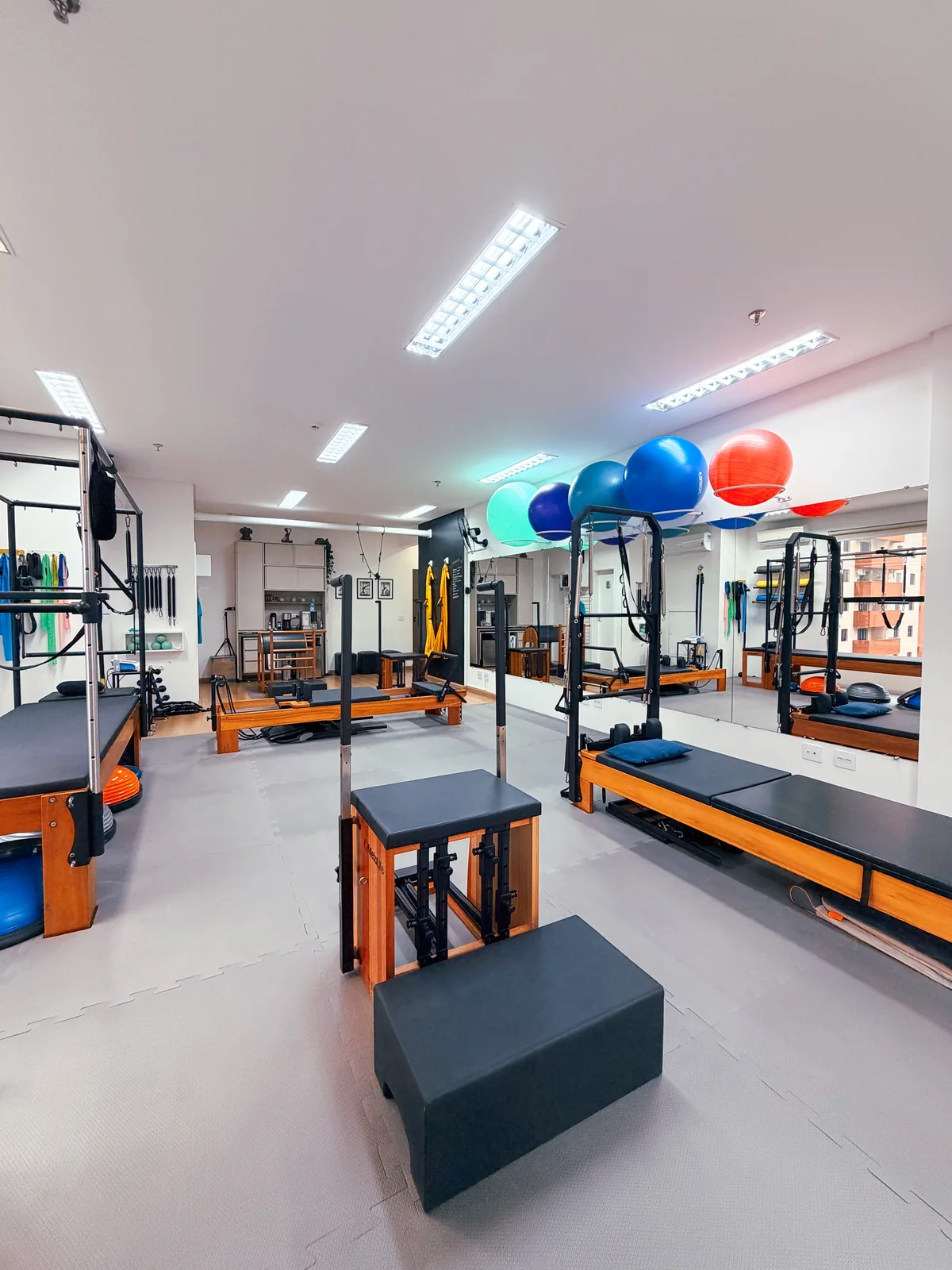 Vista do studio com equipamentos de Pilates